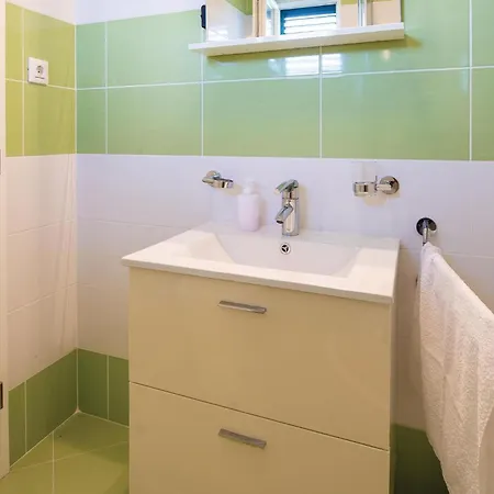Lovely Apartment In Grebastica With Wifi Grebaštica