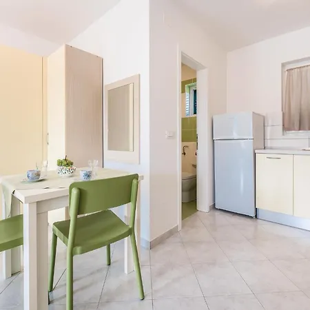 1 Bedroom Cozy In Apartman Grebastica