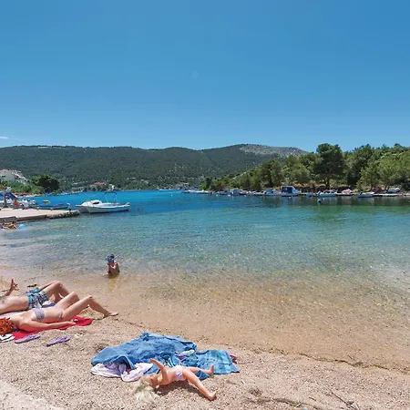 1 Bedroom Cozy In Appartement Grebaštica