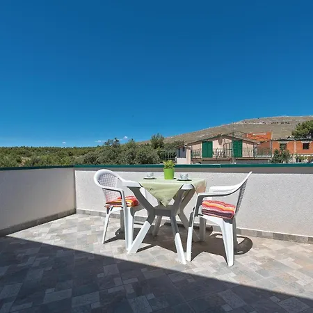 Lovely Apartment In Grebastica With Wifi *