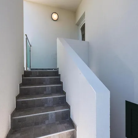 Apartman Lovely Apartment In Grebastica With Wifi Grebastica