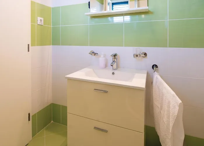 1 Bedroom Cozy In Grebaštica