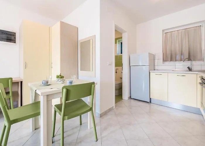 1 Bedroom Cozy In Appartement Grebaštica