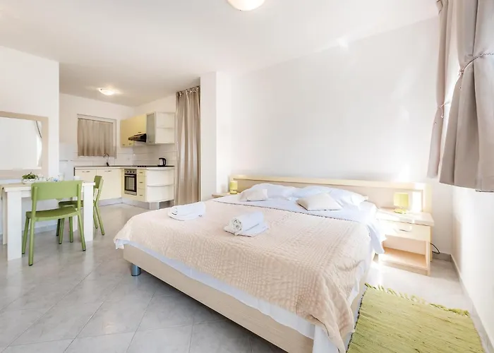 1 Bedroom Cozy In Appartement *